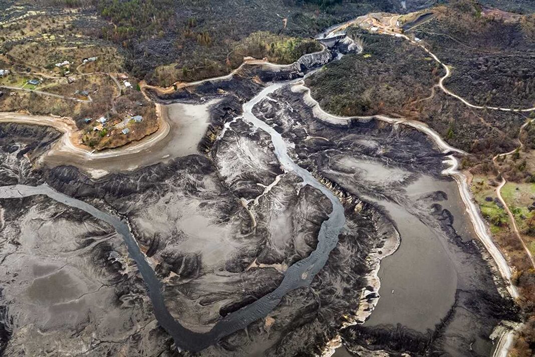 An aerial view of the empty reservoirs that once held water behind major dams on the Klamath River.