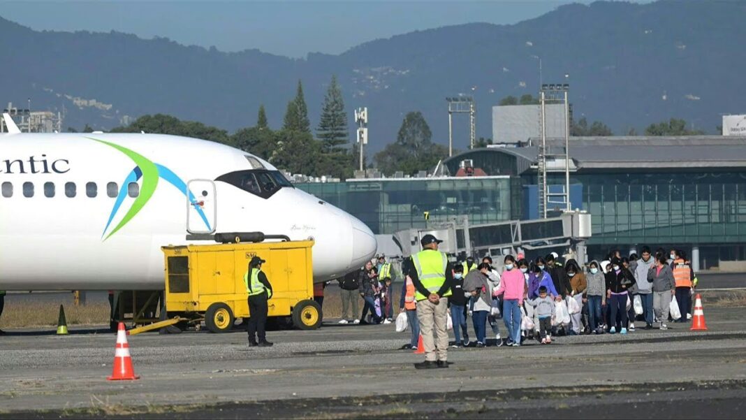 Guatemalan migrants arrive from the US during last deportee flights of the year | AFP